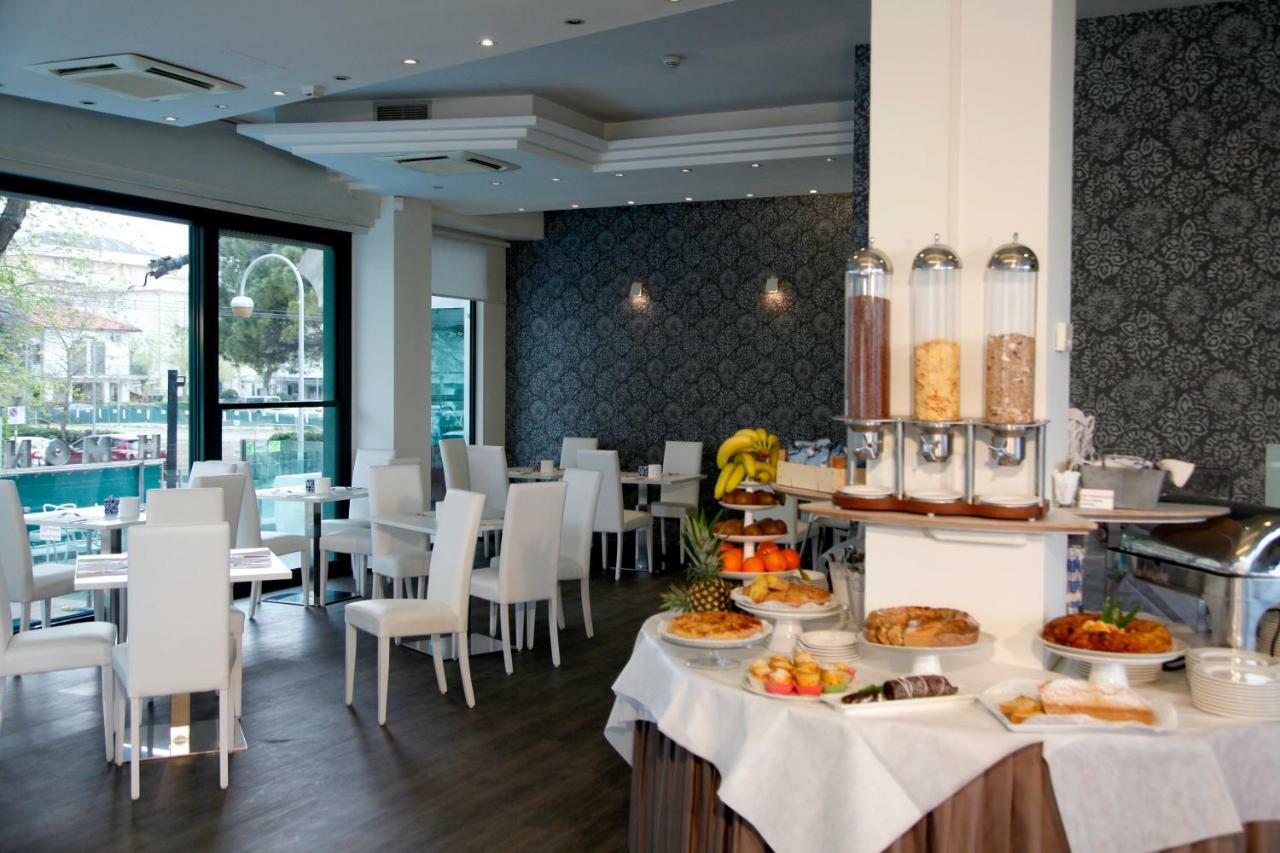 Montecarlo - Vista Mare Con Piscina & Area Fitness 3* Riccione